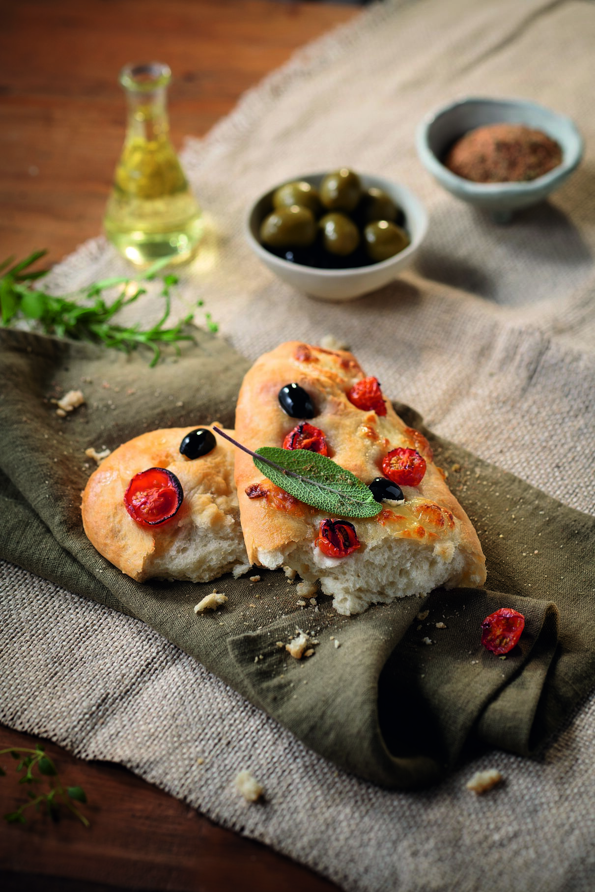 Mediterrane Focaccia mit Kirschtomaten und Mozarella