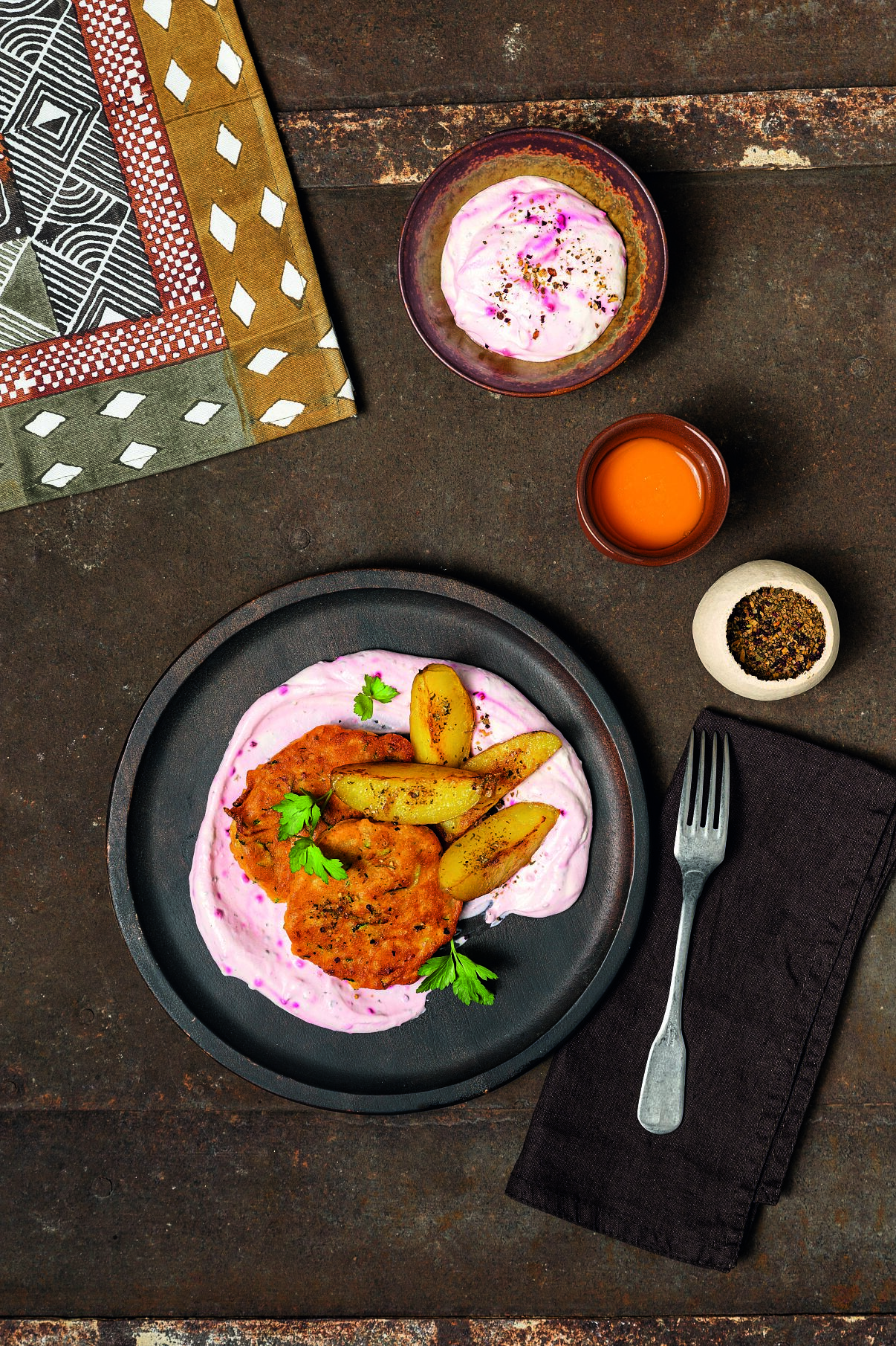 Linsen-Zucchini-Bratling mit BBQ-Ofenkartoffeln und Safari-Joghurt