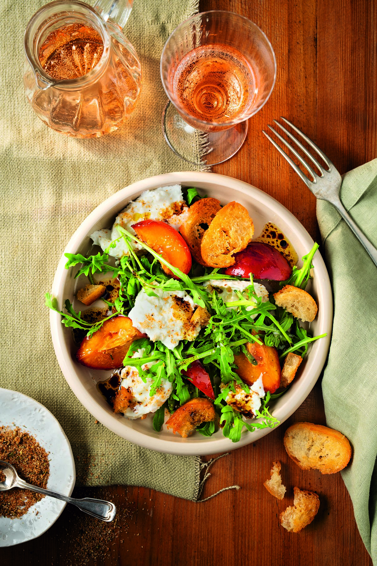 Rucola Salat mit Honig Pfirsichen und Büffelmozzarella