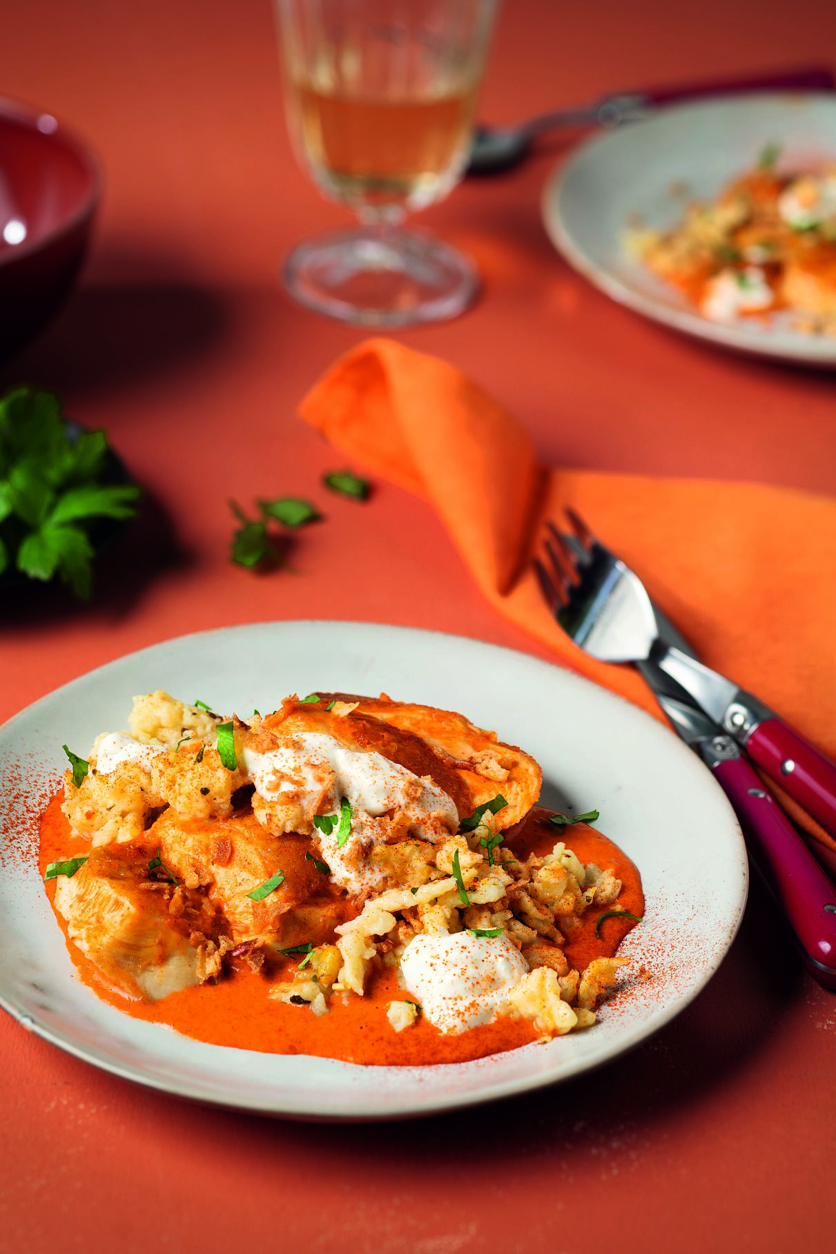 Die Gewürzmischung Geflügel von WIBERG bringt die richtige Würze für Paprika-Henderl mit Spätzle und Sauerrahm