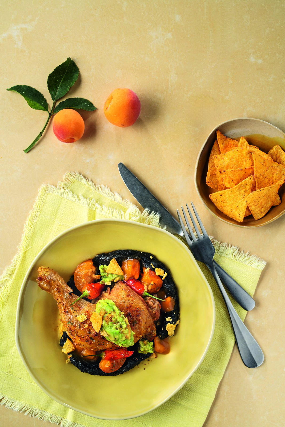 Hühnerkeule mit Marillen-Guacamole, schwarzen Bohnen und Tacos