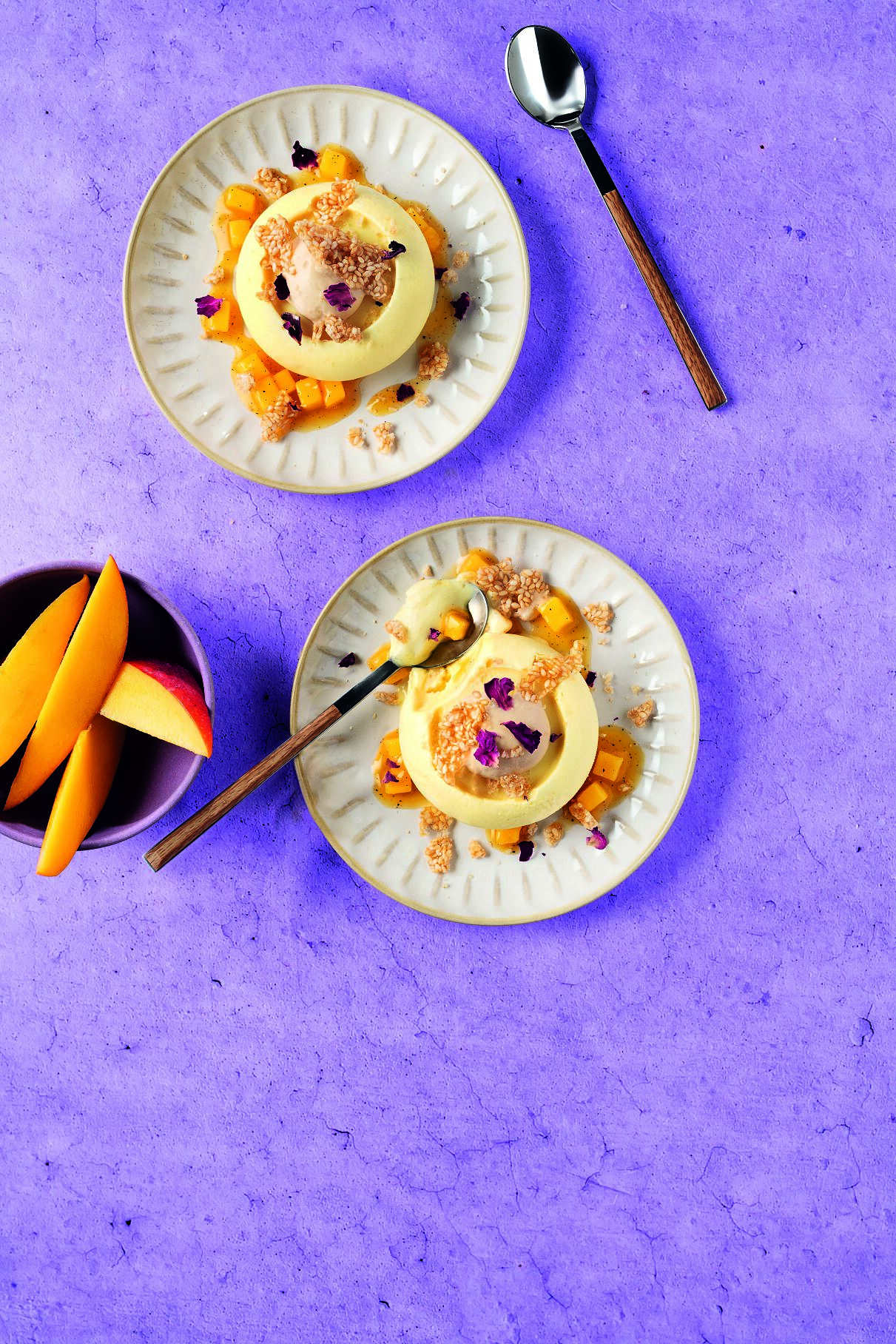 Frozen Mangojoghurt mit salzigem Karamellespuma, braunem Rum und Sesamcracker.