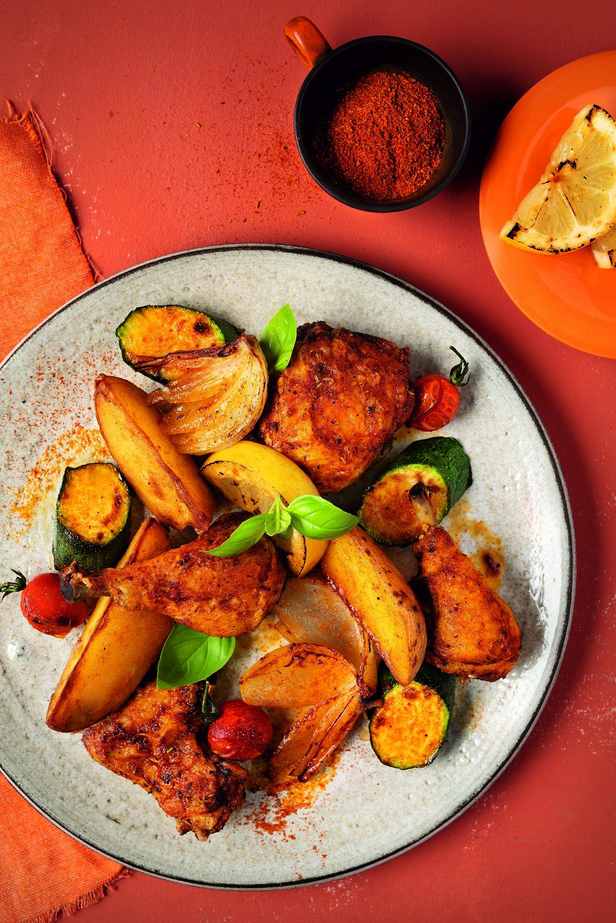 Würziges Ofenhühnchen mit Kartoffeln und Gemüse